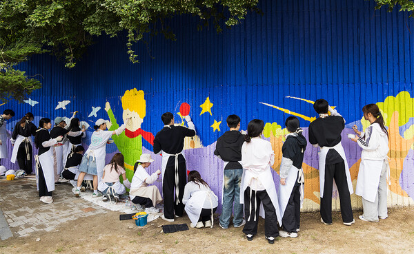 KT&G복지재단 관계자들이 2025년 5월 24일 서울시 도봉구 창림초등학교에서 ‘아름드리 꿈그림’ 벽화그리기 봉사활동을 진행하고 있다. / 사진=KT&G