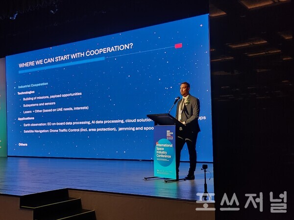 2025년 5월 26일 서울 용산구 그랜드 하얏트 그랜드볼룸에서 열린 '2025 국제 우주산업 콘퍼런스'에서 패트릭 사플레첼 체코 교통부 우주활동 및 신기술부 국장이 체코의 우주항공 산업의 현황에 대해 발제를 진행하고 있다. /사진=송신용 기자