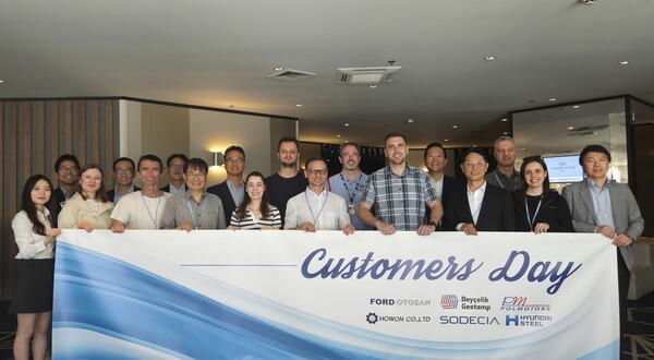 현대제철 및 글로벌 고객사 임직원들이 Customers Day 행사에서 단체로 기념촬영을 하고 있다. 2025.05.27./사진=현대제철