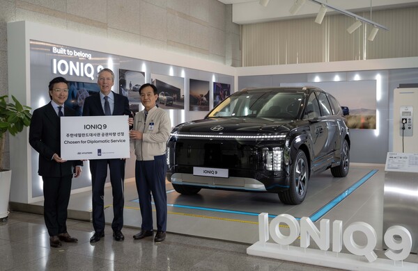 2025년 5월 27일 현대차 아산공장에서 진행된 아이오닉 9 주한네덜란드대사관 공식 관용차 전달식에서 (왼쪽부터) 현대차 GPO 김일범 부사장, 페이터 반 더 플리트 주한네덜란드대사, 현대차 아산공장장 박세국 전무가 기념 촬영을 하고 있다./사진=현대차