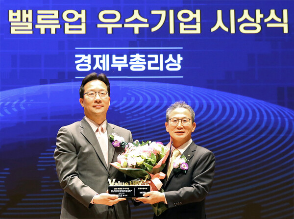 2025년 5월 27일 서울 여의도 한국거래소에서 열린 밸류업 우수기업 시상식에서 양종희 KB금융그룹 회장(오른쪽)과 윤인대 기획재정부 차관보(왼쪽)가 기념 촬영을 하고 있다./사진=KB국민은행