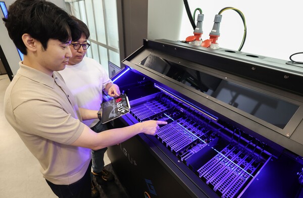 LG유플러스는 2025년 5월 29일 초대형 인터넷데이터센터(IDC)인 평촌2센터에 차세대 액체냉각 기반 데모룸을 개소하고 AI 데이터센터(AIDC)의 냉각 효율성과 지속가능성을 높이기 위한 기술 실증에 돌입한다고 밝혔다. 사진은 LG유플러스 직원들이 데모룸에 설치된 액체냉각장치를 살펴보고 있는 모습. /사진=LG유플러스