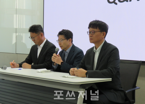 2025년 5월 29일 서울 중구 을지로 삼화타워에서 진행된 SKT 유심정보 해킹 사고 일일 브리핑에서 임봉호 SKT MNO 사업부장(가운데)이 기자 질문에 답변하고 있다. (왼쪽부터) 김희섭 SKT PR 센터장, 임봉호 사업부장, 류정환 SKT 네트워크인프라 센터장. /사진=강민혁 기자