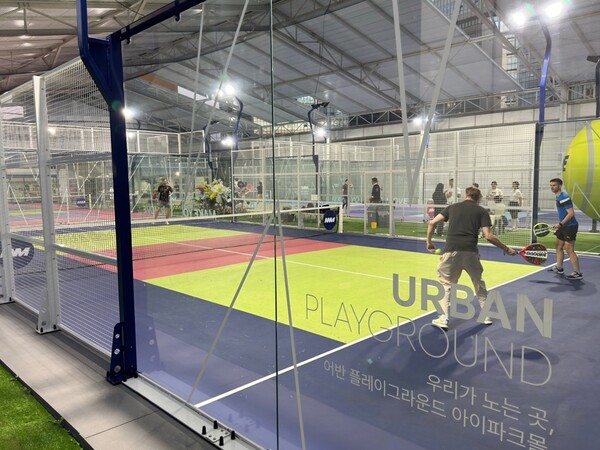아이파크몰 빠델구장 '엠무브 빠델 라운지' 전경 / 사진=아이파크몰