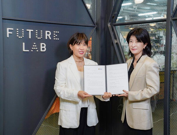 스마일게이트 퓨처랩이 부산국제어린이청소년영화제(BIKY)와 '미래 세대 위한 문화 예술 발전과 창의교육 융합 모델 확산' 양해각서를 2025년 5월 28일 체결한 후 기념사진을 찍고 있다. (왼쪽부터) 스마일게이트 퓨처랩 백민정 센터장, 부산국제어린이청소년영화제 이현정 집행위원장. /사진=스마일게이트 퓨처랩