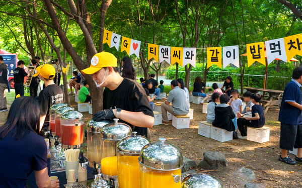 2025년5월29일 서울 은평구 소재 아동시설 서울꿈나무마을에서 티앤씨재단관계자들이 방문해 아이들에게 식사를 제공하고 있다./사진=티앤씨재단