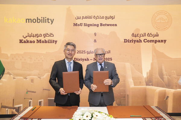 2025년 5월 26일 사우디아라비아 디리야 게이트 개발청 내 전시된 조감도 모형 앞에서, 류긍선(사진 왼쪽 세 번째) 카카오모빌리티 대표를 비롯한 카카오모빌리티 관계자들이 디리야컴퍼니 관계자들로부터 디리야 프로젝트에 대한 설명을 듣고 있다./카카오모빌리티