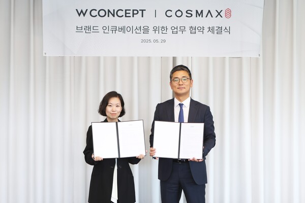 2025년 5월 29일 경기도 성남시 판교에 위치한 코스맥스 본사에서 안지수 W컨셉 상품기획담당(왼쪽)과 최재우 코스맥스 국내마케팅본부 부문장(오른쪽)이 업무협약 체결 후 기념사진을 촬영하고 있다. 2025.06.02./사진=W컨셉