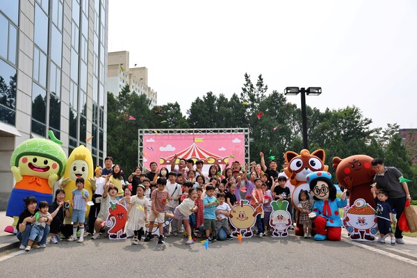 '2025 농심 패밀리데이' 참가자들이 2025년 5월 31일 서울 신대방동 본사에서 종이비행기를 날리고 있다. / 사진=농심