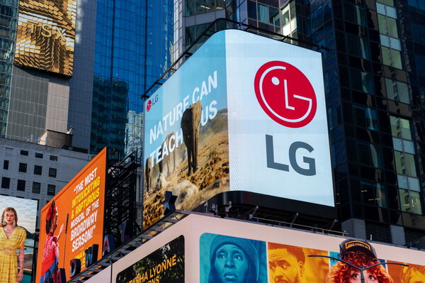 미국 뉴욕 타임스스퀘어 전광판에서 'LG 희망스크린' 상영 중인 모습 / 사진=LG전자