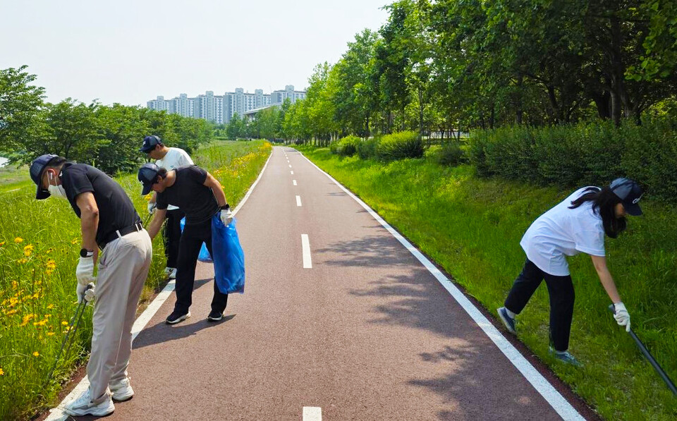2025년 5월 26일 오비맥주 광주공장 직원들이 ‘세계 환경의 날’을 기념해 광주광역시 북구에 위치한 ‘광주시민의 숲’에서 환경정화 활동을 벌이고 있다. 2025.6.4./사진=오비맥주