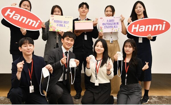 한미사이언스와 한미약품 직원들이 소아암 환아를 위한 응원의 마음을 담아 손수 제작한 ‘히크만 주머니’를 들고 기념촬영을 하고 있다./2025.6.4.한미그룹