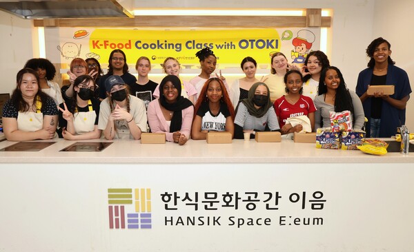 ‘K-Food 쿠킹클래스’ 참가 외국인들이 2025년 5월 30일 서울 종로구 한식문화공간 이음에서 기념촬영을 하고 있다. / 사진=오뚜기