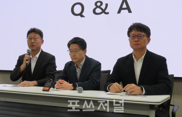 2025년 6월 5일 서울 중구 을지로 삼화타워에서 진행된 SKT 유심정보 해킹 사고 일일 브리핑에서 김희섭 SKT PR 센터장(왼쪽)이 기자 질문에 답변하고 있다. (왼쪽부터) 김희섭 센터장, 임봉호 SKT MNO 사업부장, 류정환 SKT 네트워크인프라 센터장. /사진=강민혁 기자