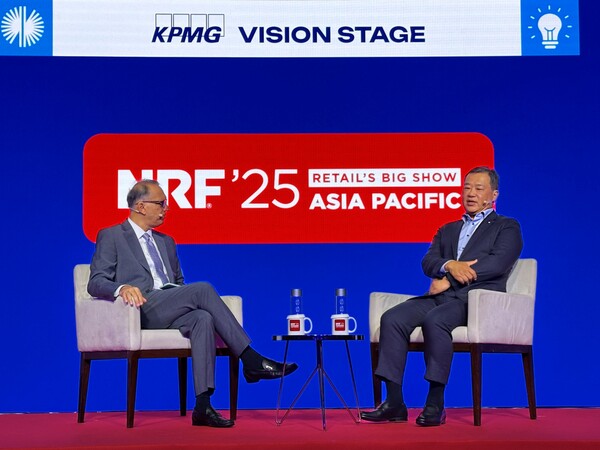 김상현 롯데유통군 총괄대표 부회장(오른쪽)과  비풀 차울라 페어프라이스 그룹 CEO가 2025년 6월 3일 'NRF Big Show APAC  2025'에서 대담을 나누고 있다. / 사진=롯데 유통군