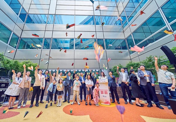 2025년 5월 30일 삼성서울병원 소아청소년센터 리모델링 행사에서 관계자들이 '종이비행기 날리기' 퍼포먼스를 가지고 있다. /시몬스 침대