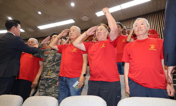  5일 국회 본회의에서 채해병 특검법이 통과되자 해병대 예비역 연대 관계자들이 거수 경례하고 있다. 2025.6.5/연합