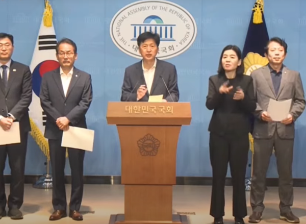 더불어민주당 대한민국 주식시장 활성화 TF(테스크포스) 오기형단장을 비롯한 의원들이 2025년 6월 5일 서울 여의도 국회 소통관에서 상법 개정안 재추진 관련 기자회견을 하고 있다./국회방송유튜브