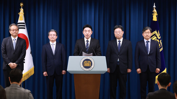 강훈식 대통령 비서실장(가운데)이 2025년 6월 6일 서울 용산 대통령실 청사에서 대통령실 수석비서관 인선을 발표하고 있다. 왼쪽부터 문진영 사회수석비서관, 김용범 정책실장, 강 비서실장, 하준경 경제성장수석, 류덕현 재정기획보좌관. /연합