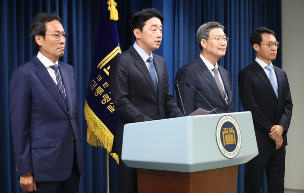 강훈식 대통령 비서실장이 8일 용산 대통령실에서 정무,홍보,민정 수석 인선을 발표하고 있다. 왼쪽부터 우상호 정무수석, 강 비서실장, 오광수 민정수석, 이규연 홍보소통수석. 2025.6.8./연합
