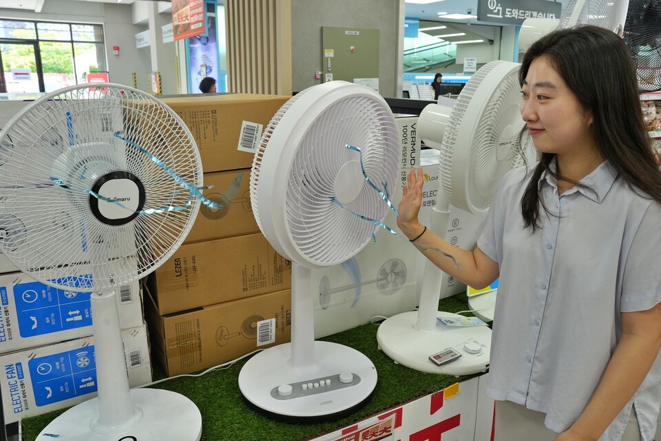 서울 노원구에 위치한 롯데마트 중계점에서 선풍기를 구매하는 고객의 모습. 2025.6.9./사진=롯데쇼핑