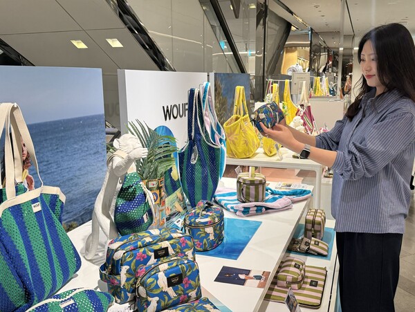 롯데백화점에서 여름 상품을 구경하고 있는 고객 / 사진=롯데백화점