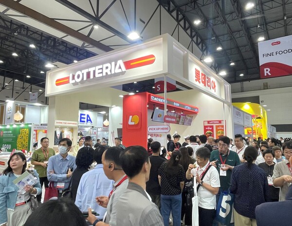 THAIFEX의 롯데리아 홍보관에서 동남아 현지 관람객들이 시식회 및 행사를 관람하고 있다. / 사진=롯데GRS