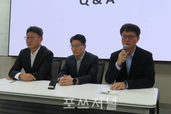 2025년 6월 10일 서울 중구 을지로 삼화타워에서 진행된 SKT 유심정보 해킹 사고 일일 브리핑에서 류정환 SKT 네트워크인프라 센터장(오른쪽)이 기자 질문에 답변하고 있다. (왼쪽부터) 김희섭 SKT PR 센터장, 임봉호 SKT MNO 사업부장, 류정환 센터장. /사진=강민혁 기자