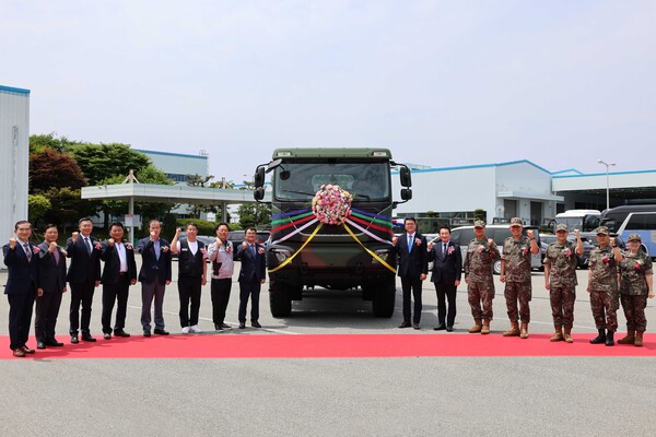 2025년 6월 10일 오토랜드 광주 하남공장에서 열린 차세대 중형표준차(KMTV, Kia Medium Tactical Vehicle) 양산 출고 기념식에서 (왼쪽부터) 이정기 한국자동차연구원 전문위원, 이종규 육군본부 장비정비차장, 서호석 육군 전력지원체계단장, 신동기 호원 대표이사, 조광철 코비코 대표이사, 은용철 기아 노동조합 광주지회장, 문재웅 기아 오토랜드 광주공장장, 김익태 기아 특수사업부장, 조현기 국방부 자원관리실장, 신상범 국방기술품질원장, 최순건 육군본부 군수참모부장, 김진철 육군 종합군수학교장, 이일용 육군 31사단장, 최석윤 육군 수송교육단장, 김진희 육군 군수사 장비정비차장이 기념촬영을 하고 있다./사진=기아