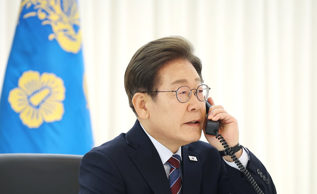 이재명 대통령이 2025년 6월 6일 서울 한남동 관저에서 도널드 트럼프 미국 대통령과 전화 통화를 하기 위해 수화기를 들고 있다. 2025.6.6./사진=연합뉴스