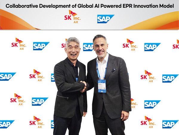 2025년 5월 28일 스페인 마드리드에서 열린 SAP 사파이어 행사에서 SK AX 손건일 Enterprise서비스부문장(왼쪽)과 SAP 마노스 랩토폴로스 최고매출책임자(CRO,)가 손을 맞잡고 협력을 다짐하고 있다. /사진=SK AX