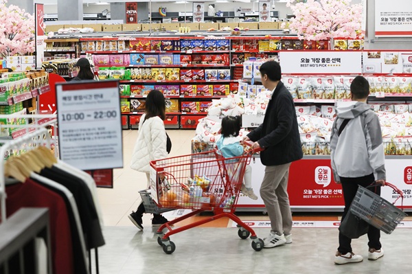 2025년 4월 13일 서울의 한 대형마트에서 시민들이 장을 보고 있다./사진=연합뉴스