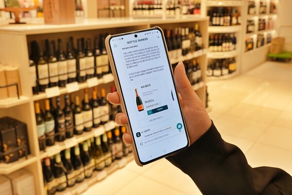 서울시 중구에 위치한 보틀벙커 서울역점에서 'AI 소믈리에' 서비스를 이용하는 모습 / 사진=롯데마트·슈퍼