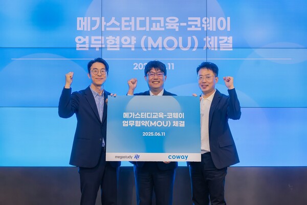 2025년 6월 11일 서울 구로구 지타워 코웨이 본사에서 코웨이와 메가스터디가 전략적 업무협약식을 맺고 김순태 코웨이 경영관리본부장(사진 왼쪽), 김명곤 코웨이라이프솔루션 대표이사(사진 오른쪽), 윤정훈 메가스터디교육 러셀학원사업본부장(사진 가운데)이 기념 사진 촬영을 하고 있다. /코웨이