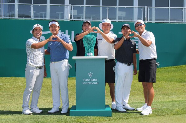 하나은행 인비테이셔널에 참가한 (사진 왼쪽부터) 히가 카즈키, 박상현, 오기소 타카시, 함정우, 쇼겐지 타츠노리, 문도엽 선수가 우승을 다짐하며 기념 촬영을 하고 있다./2025.6.12 하나금융그룹