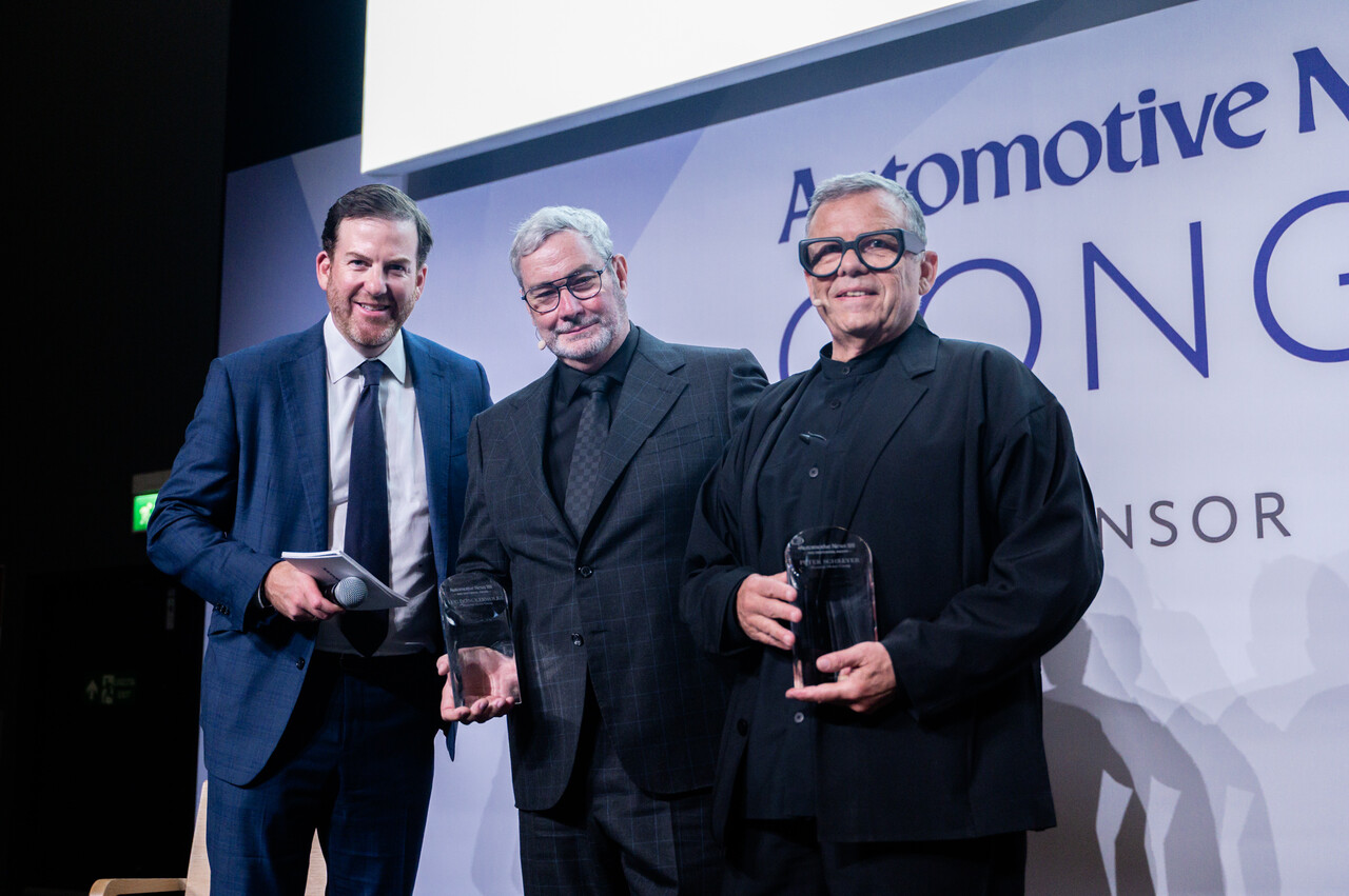 ‘오토모티브 뉴스 100주년 기념 어워즈’에서 (왼쪽부터)KC 크레인 크레인 커뮤니케이션즈 CEO, 루크 동커볼케 현대차그룹 CDO 겸 CCO, 피터 슈라이어 브랜드 엠버서더가 수상 후 기념 촬영을 하고 있다. 2025.6.13./사진=현대차그룹