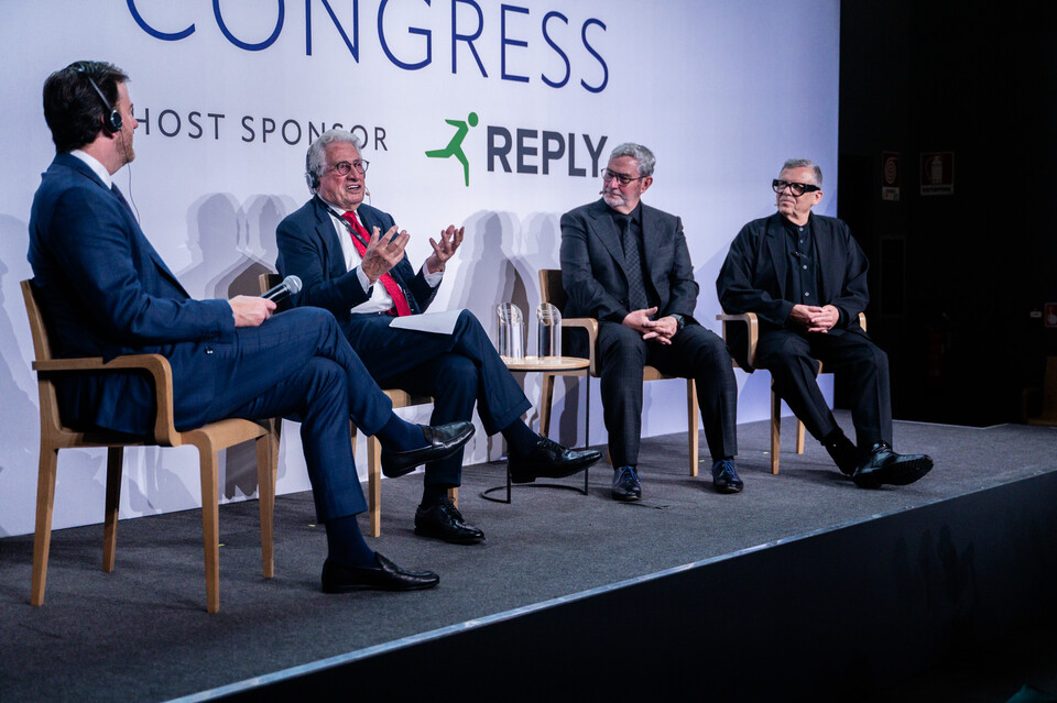 ‘오토모티브 뉴스 100주년 기념 어워즈’에서 (왼쪽부터) KC 크레인 크레인 커뮤니케이션즈 CEO, 조르제토 주지아 디자이너, 루크 동커볼케 현대차그룹 CDO 겸 CCO, 피터 슈라이어 브랜드 엠버서더가 이야기를 나누고 있다. 2025.6.13./사진=현대차그룹