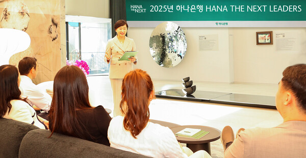 이은정 하나은행 하나더넥스트본부장이 2025년 6월 12일 오후 서울 강남구 삼성동 Place1에서 참석자들을 대상으로 '하나더넥스트 리더스' 프로그램 안내를 하고 있다./사진=하나은행