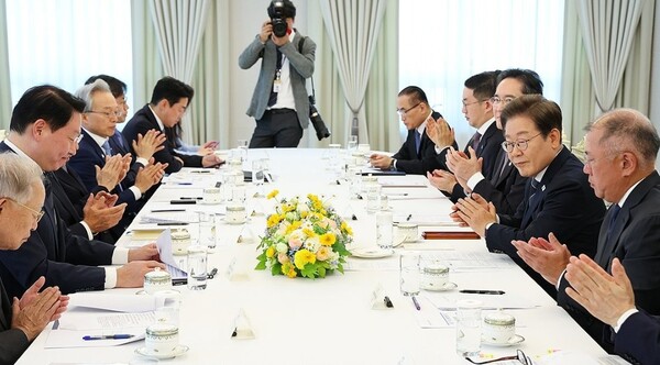 이재명 대통령이 2025년 6월 13일 서울 용산 대통령실에서 열린 6경제단체·기업인 간담회에서 최태원 SK그룹 회장 겸 대한상공회의소 회장의 발언 뒤 참석자와 함께 박수치고 있다./연합뉴스