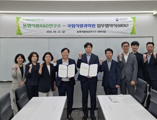 강대익 농협식품R&D연구소장(왼쪽 5번째), 최명철 국립식량과학원 식품자원개발부장(4번째) 등 관계자들이 농협식품R&D연구소에서 기념사진을 촬영하고 있다. / 사진=농협중앙회