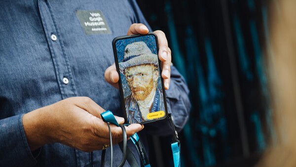 2025년6월10일부터 네덜란드 암스테르담 반고흐 미술관에서 갤럭시 S25+가 오디오 가이드 기기로 활용된다./사진=삼성전자