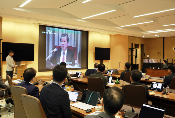 2025년6월13일 경기도 이천 SKMS연구소에서 진행된 경영전략회의에서 SK 경영진들이 최종현 선대회장의 육성을 들으며 SKMS 철학과 정신을 되새기고 있다./사진=SK