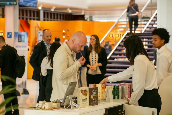 2025년10일 네덜란드 암스테르담 2025소비재포럼 글로벌 서밋행사장에서 해외 기업관계자들이 롯데의 과자 등 다양한 제품들을 맛보고 있다./사진=롯데