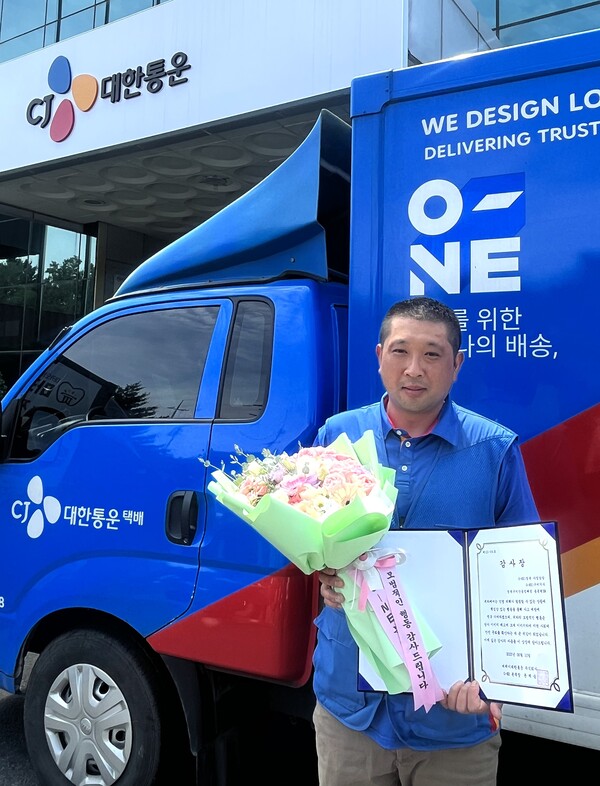 2025년5월19일 경북 구미에서 투신사고를 목격하고 신속한 신고로 생명구조에 기여한 CJ대한통운 택배기사 송종현씨가 포상을 받은 뒤 기념촬영을 하고 있다./사진=CJ대한통운