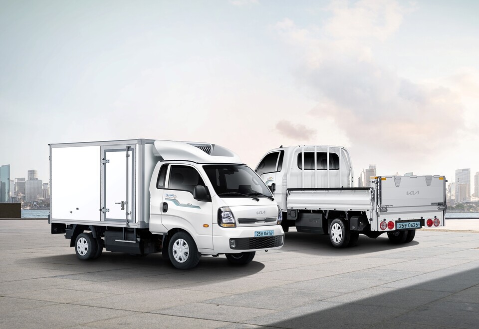 (왼쪽부터) The 2025 봉고 Ⅲ EV 스탠다드 냉동탑차, 수직형 파워게이트. 2025.6.16./사진=현대차그룹