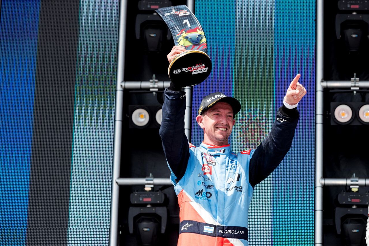 네스토르 지로라미(Nestor Girolami) 선수가 2025년 6월 13~15일 열린 '2025 TCR 월드 투어' 스페인 대회에서 우승을 차지하고 포디움에서 기뻐하고 있다. 2025.6.16./사진=현대차그룹