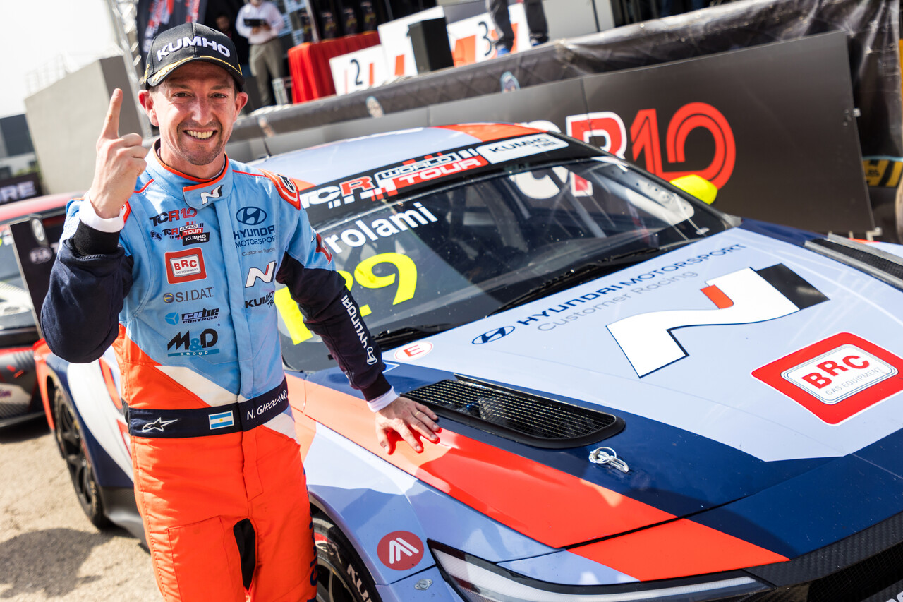네스토르 지로라미(Nestor Girolami) 선수가 2025년 6월 13~15일(현지시간) 열린 '2025 TCR 월드 투어' 스페인 대회에서 우승을 차지하고 기념 촬영을 하고 있다. 2025.6.16./사진=현대차그룹