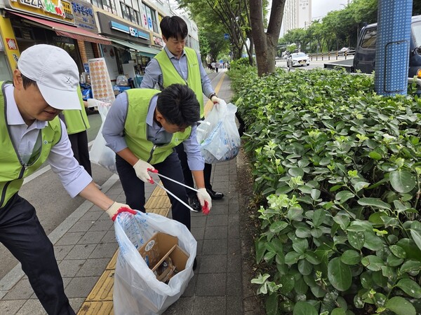 유한양행이 창립 99주년을 맞아 2025년 6월 10일부터 19일까지 2주간 창립기념 나눔주간을 진행하고 임직원들이 지역사회와 함께 핸즈온 나눔활동을 하고 있다. /유한양행
