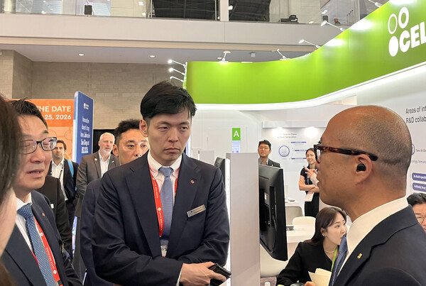 2025년 6월 16일(현지시간) 신유열 롯데지주 미래성장실장(부사장)이 미국 보스턴에서 열린 2025 바이오 USA에서 셀트리온 부스를 방문해 관계자의 설명을 듣고 있다. /2025.6.17.연합뉴스