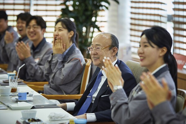 2025년6월17일 (왼쪽부터 5번째) 김승연 한화그룹 회장이 한화토탈에너지스 대산공장 직원들과 오찬을 하며 환담을 나누고 있다